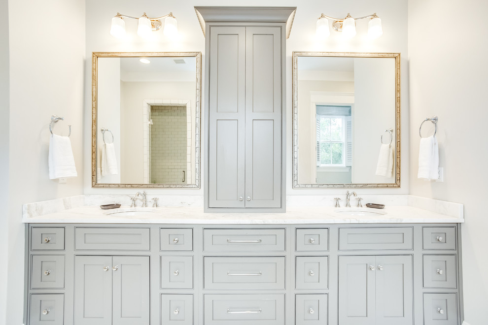 Klassisk inredning av ett mellanstort turkos turkost en-suite badrum, med luckor med profilerade fronter, grå skåp, ett fristående badkar, en hörndusch, vit kakel, tunnelbanekakel, vita väggar, klinkergolv i keramik, ett undermonterad handfat, marmorbänkskiva, vitt golv och dusch med gångjärnsdörr