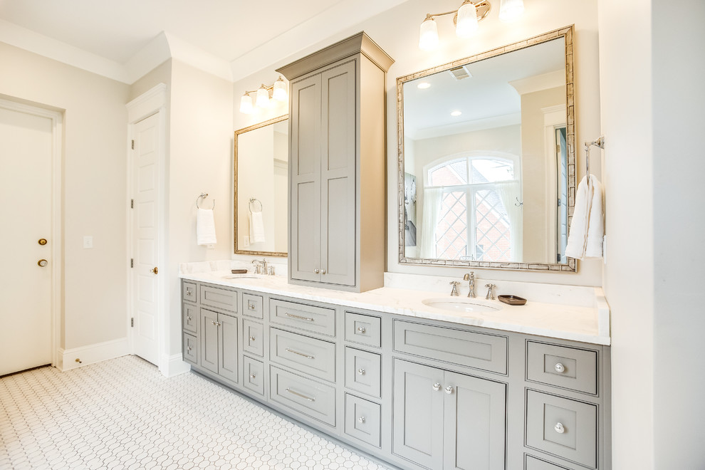 Exempel på ett mellanstort klassiskt turkos turkost en-suite badrum, med luckor med profilerade fronter, grå skåp, ett fristående badkar, en hörndusch, vit kakel, tunnelbanekakel, vita väggar, klinkergolv i keramik, ett undermonterad handfat, marmorbänkskiva, vitt golv och dusch med gångjärnsdörr