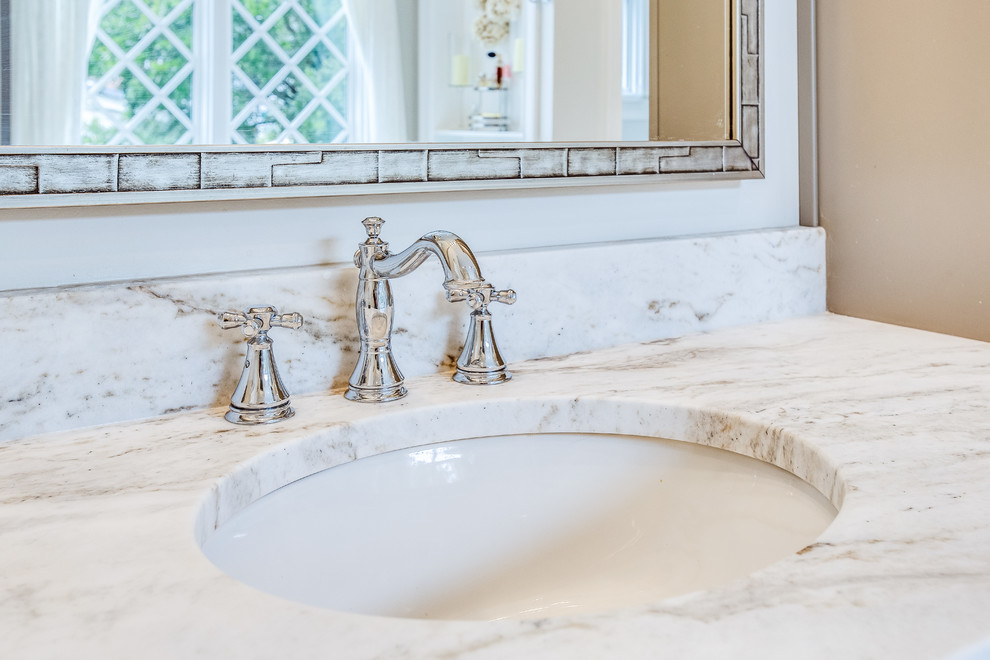 Imagen de cuarto de baño principal clásico de tamaño medio con armarios con rebordes decorativos, puertas de armario grises, bañera exenta, ducha esquinera, baldosas y/o azulejos blancos, baldosas y/o azulejos de cemento, paredes blancas, suelo de baldosas de cerámica, lavabo bajoencimera, encimera de mármol, suelo blanco, ducha con puerta con bisagras y encimeras turquesas