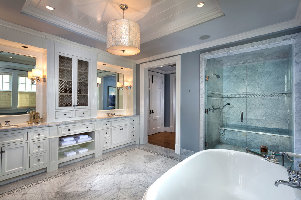 Идея дизайна: ванная комната в классическом стиле с отдельно стоящей ванной