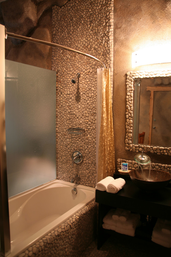 Idee per una piccola stanza da bagno eclettica con piastrelle multicolore e piastrelle di vetro