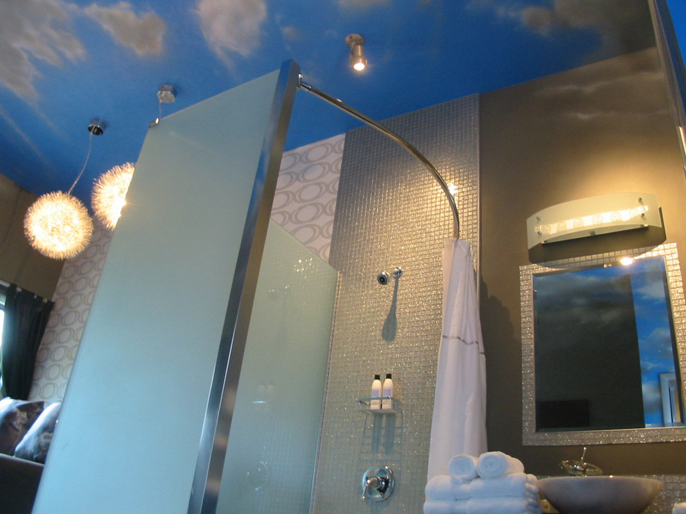 Exemple d'une petite salle de bain éclectique avec un carrelage multicolore et un carrelage en pâte de verre.