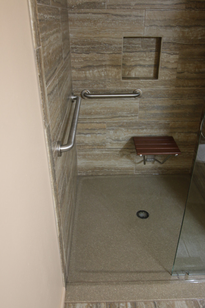 Modelo de cuarto de baño único y a medida tradicional de tamaño medio con ducha a ras de suelo, sanitario de dos piezas, paredes grises, aseo y ducha, lavabo integrado, encimera de acrílico, suelo gris, ducha con puerta con bisagras y encimeras grises