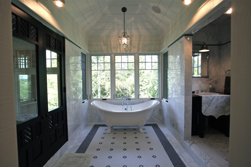 Идея дизайна: главная ванная комната среднего размера в стиле рустика с открытыми фасадами, темными деревянными фасадами, белыми стенами, врезной раковиной, отдельно стоящей ванной, мраморным полом и мраморной столешницей
