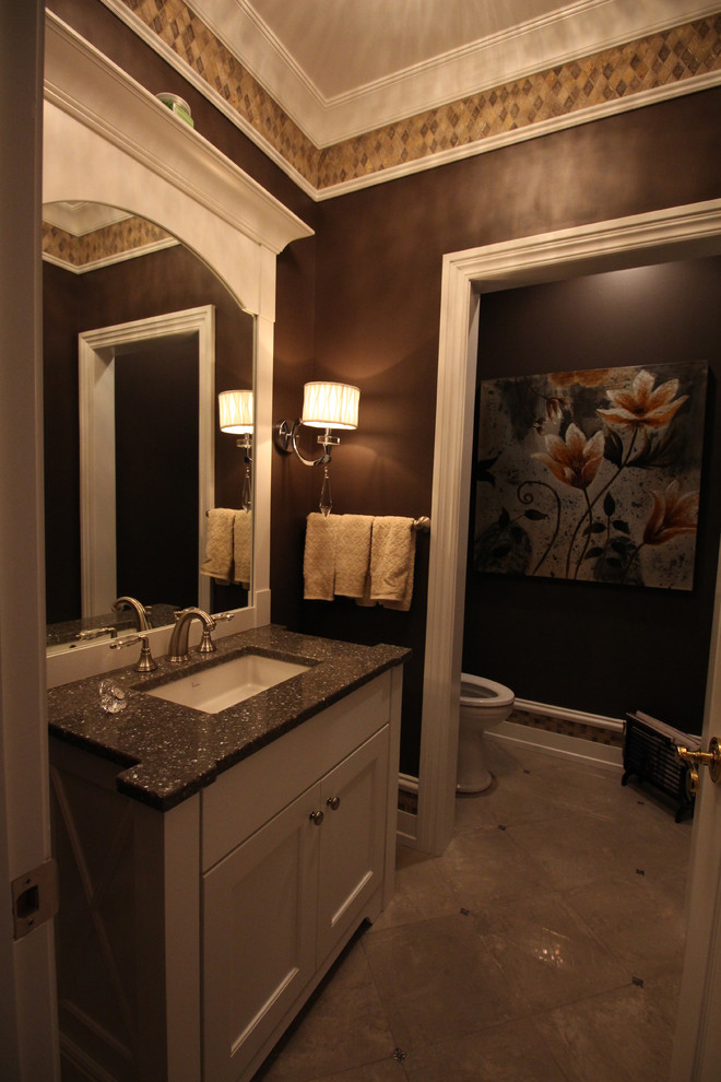 Imagen de cuarto de baño moderno pequeño con lavabo bajoencimera, armarios tipo mueble, puertas de armario blancas, sanitario de una pieza, baldosas y/o azulejos blancos, paredes marrones y aseo y ducha