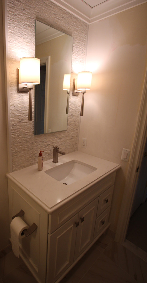 Diseño de cuarto de baño minimalista pequeño con lavabo bajoencimera, armarios tipo mueble, puertas de armario blancas, sanitario de una pieza, baldosas y/o azulejos blancos, paredes marrones y aseo y ducha
