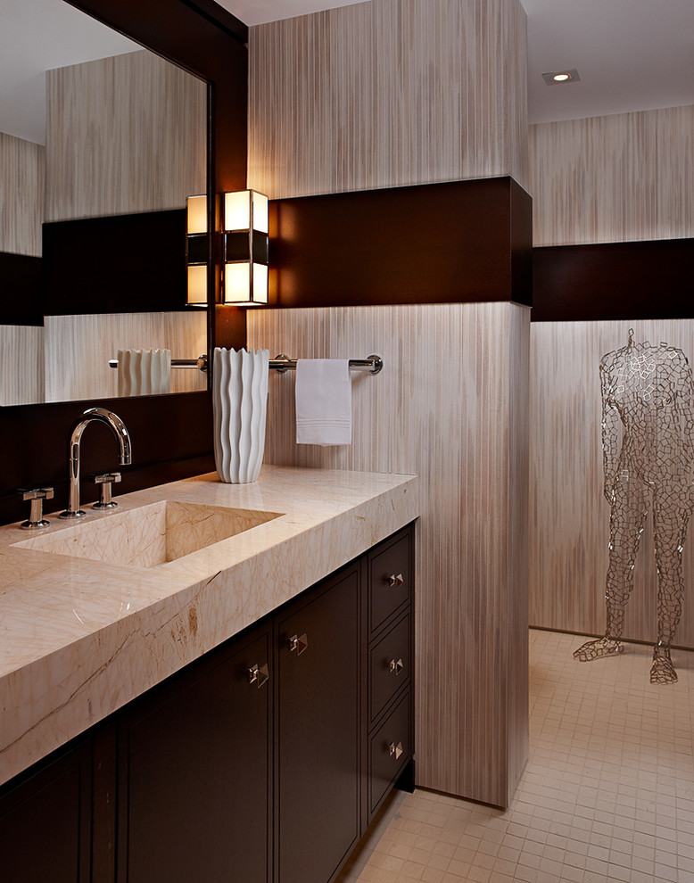 Bild på ett stort funkis badrum, med ett integrerad handfat, släta luckor, skåp i mörkt trä, marmorbänkskiva, beige väggar och klinkergolv i keramik