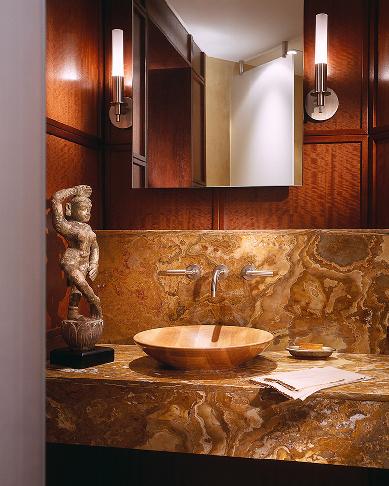Modelo de cuarto de baño asiático grande con paredes beige, aseo y ducha, lavabo sobreencimera y encimera de ónix