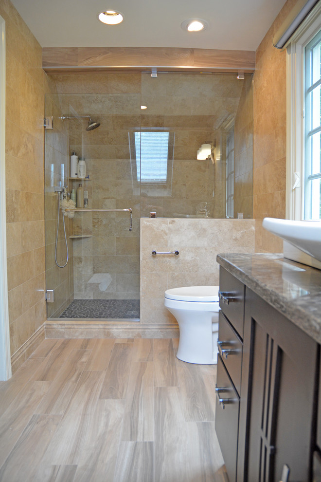 На фото: маленькая главная ванная комната в восточном стиле с фасадами островного типа, темными деревянными фасадами, накладной ванной, душем в нише, раздельным унитазом, коричневой плиткой, керамической плиткой, коричневыми стенами, полом из керамической плитки, настольной раковиной, столешницей из искусственного кварца, бежевым полом, душем с распашными дверями и разноцветной столешницей для на участке и в саду с
