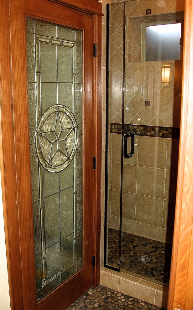 Imagen de cuarto de baño tradicional de tamaño medio con ducha empotrada, baldosas y/o azulejos multicolor, suelo de baldosas tipo guijarro y aseo y ducha