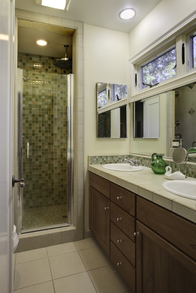 Пример оригинального дизайна: ванная комната в классическом стиле с плиткой мозаикой и столешницей из плитки