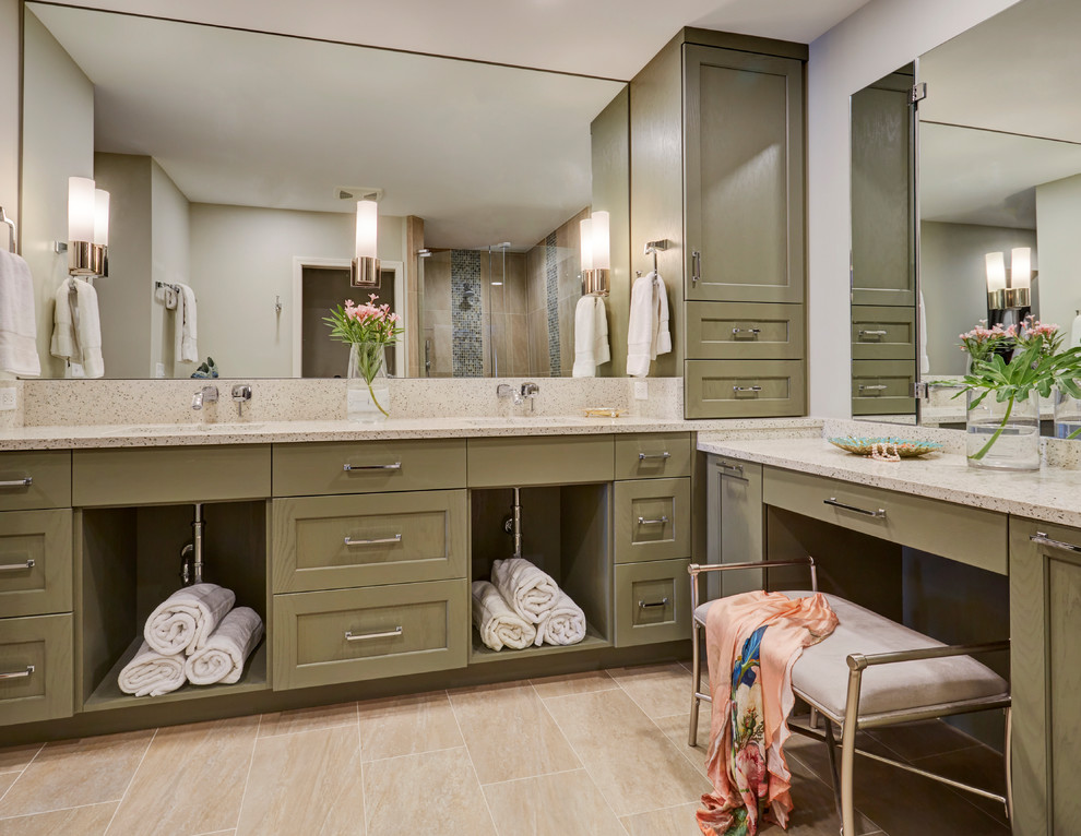 На фото: главная ванная комната среднего размера в стиле неоклассика (современная классика) с фасадами с утопленной филенкой, зелеными фасадами, угловым душем, бежевой плиткой, серыми стенами, полом из керамогранита, врезной раковиной, столешницей терраццо, бежевым полом, душем с распашными дверями и бежевой столешницей