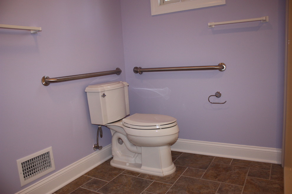 Immagine di una stanza da bagno padronale tradizionale con WC a due pezzi, piastrelle blu, pareti blu, pavimento in cementine e pavimento marrone