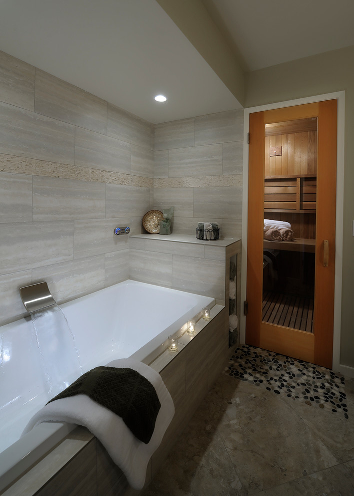 Стильный дизайн: главная ванная комната среднего размера в стиле модернизм с ванной в нише и серой плиткой - последний тренд