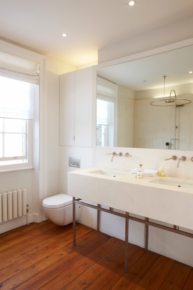 Idéer för att renovera ett mellanstort funkis en-suite badrum, med vita skåp och marmorbänkskiva