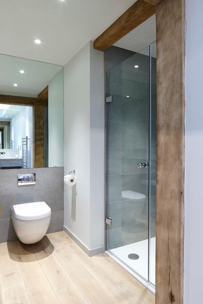 Пример оригинального дизайна: главная ванная комната среднего размера с душем в нише, инсталляцией, керамогранитной плиткой, белыми стенами и светлым паркетным полом