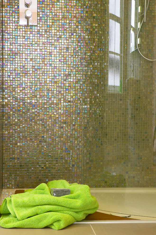 На фото: детская ванная комната среднего размера в современном стиле с угловым душем, разноцветной плиткой, плиткой мозаикой и полом из керамогранита