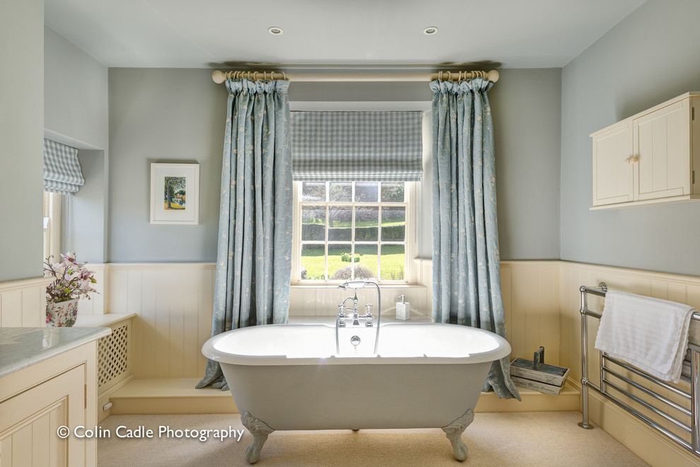 Country Badezimmer En Suite mit Schrankfronten im Shaker-Stil, weißen Schränken, Granit-Waschbecken/Waschtisch, Löwenfuß-Badewanne, blauer Wandfarbe und Keramikboden in Devon