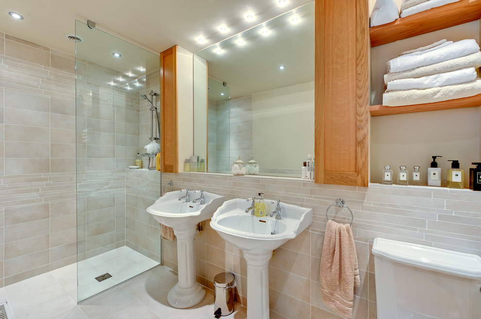 Inspiration för mellanstora klassiska badrum med dusch, med ett piedestal handfat, en öppen dusch, en toalettstol med separat cisternkåpa, grå kakel och klinkergolv i keramik
