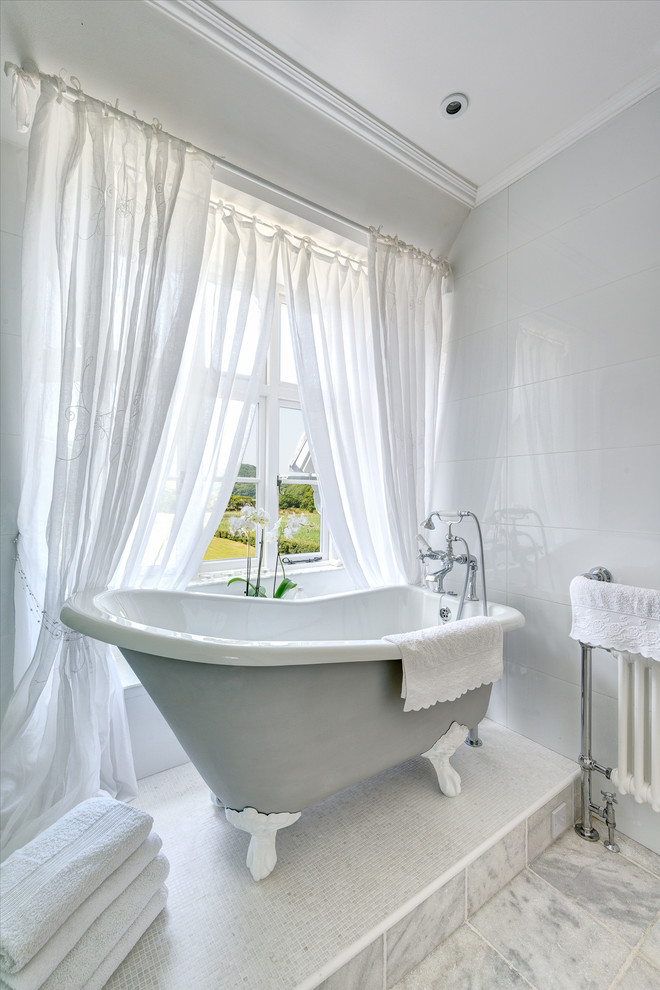 Claw-foot bathtub - traditional claw-foot bathtub idea in Devon