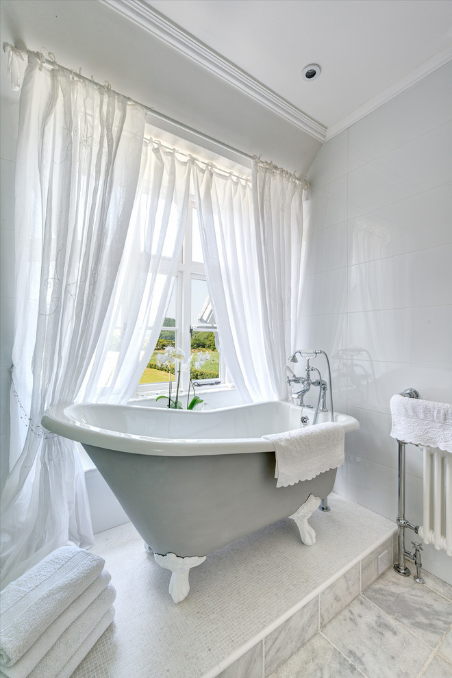 Идея дизайна: серо-белая ванная комната в классическом стиле с ванной на ножках
