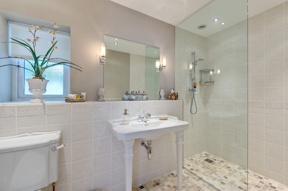 Imagen de cuarto de baño rectangular tradicional con lavabo tipo consola y ducha empotrada