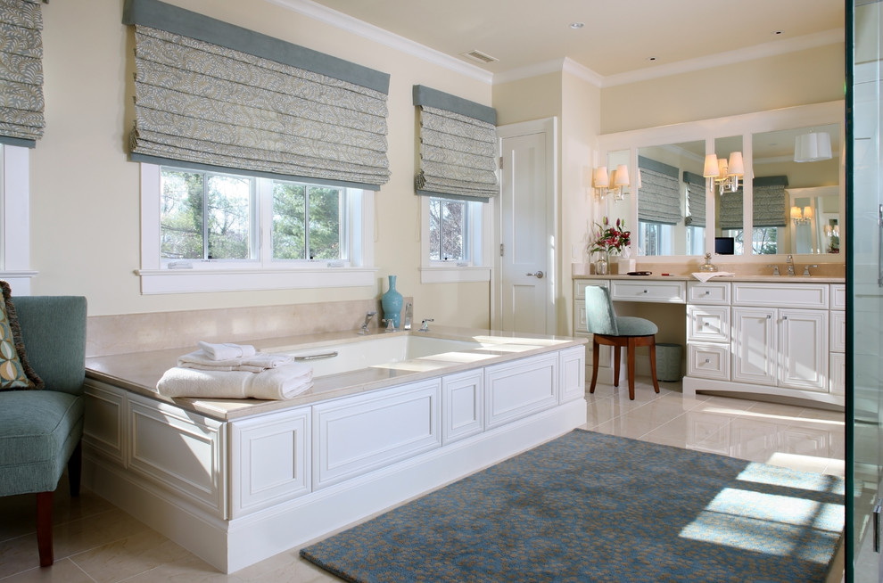Modelo de cuarto de baño contemporáneo con armarios con paneles empotrados, puertas de armario blancas, bañera encastrada sin remate y baldosas y/o azulejos beige