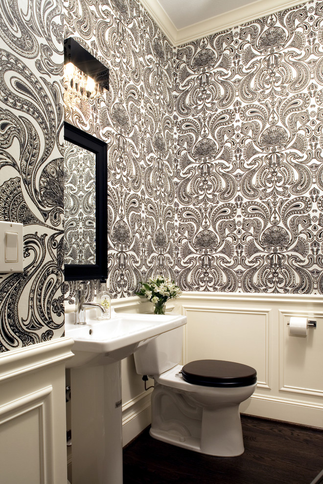 Свежая идея для дизайна: ванная комната в современном стиле с раковиной с пьедесталом и разноцветными стенами - отличное фото интерьера