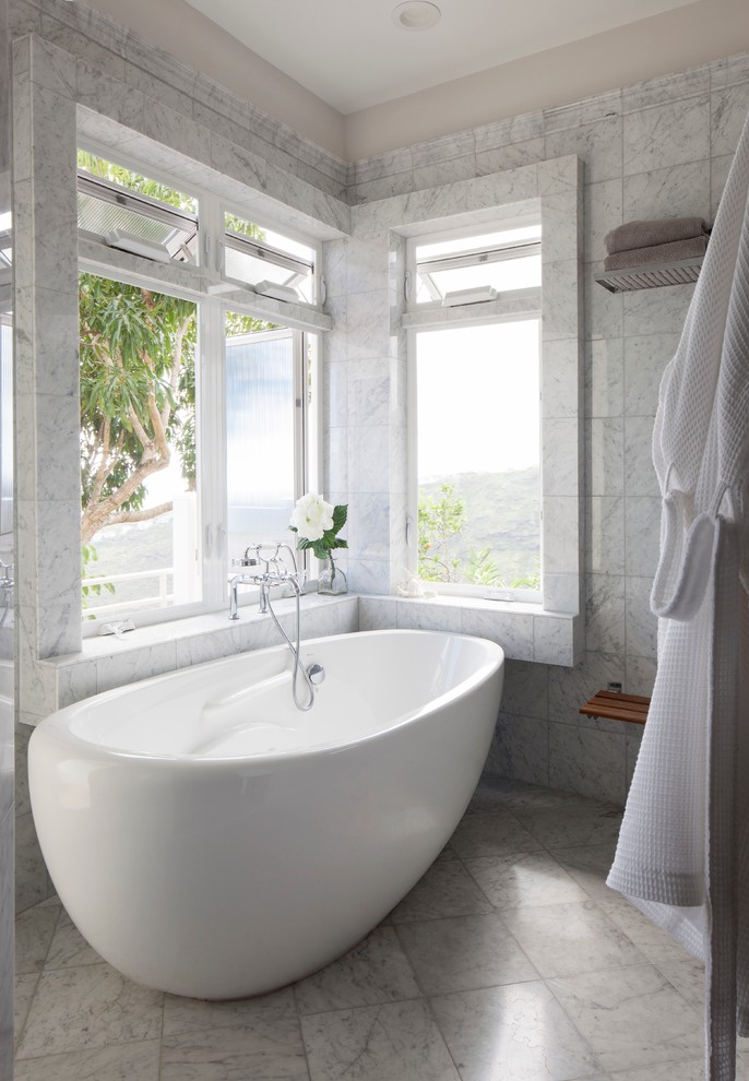 Foto på ett tropiskt badrum, med ett fristående badkar