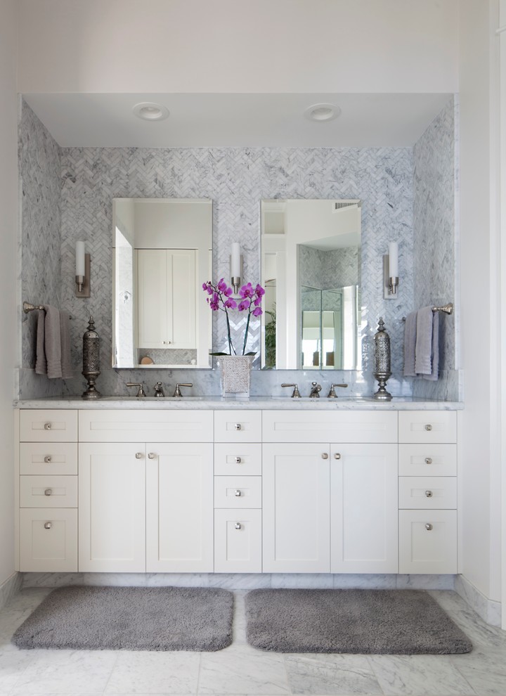Immagine di una stanza da bagno tropicale con ante bianche, piastrelle bianche e piastrelle in pietra