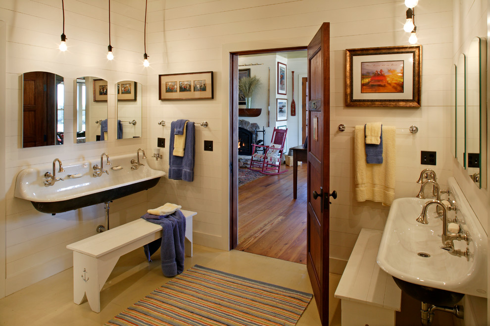 Foto de cuarto de baño tradicional con lavabo de seno grande y baldosas y/o azulejos beige
