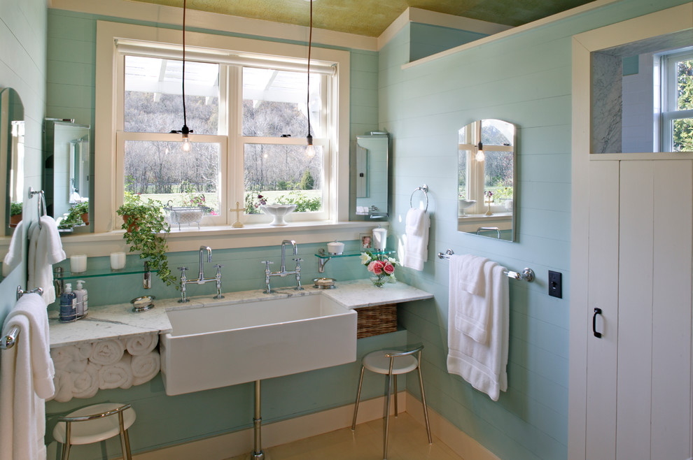 Стильный дизайн: ванная комната в классическом стиле с врезной раковиной и синими стенами - последний тренд
