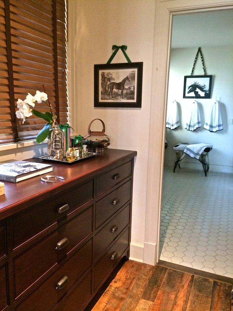 На фото: главная ванная комната в стиле рустика с открытым душем, унитазом-моноблоком, белыми стенами и полом из керамической плитки