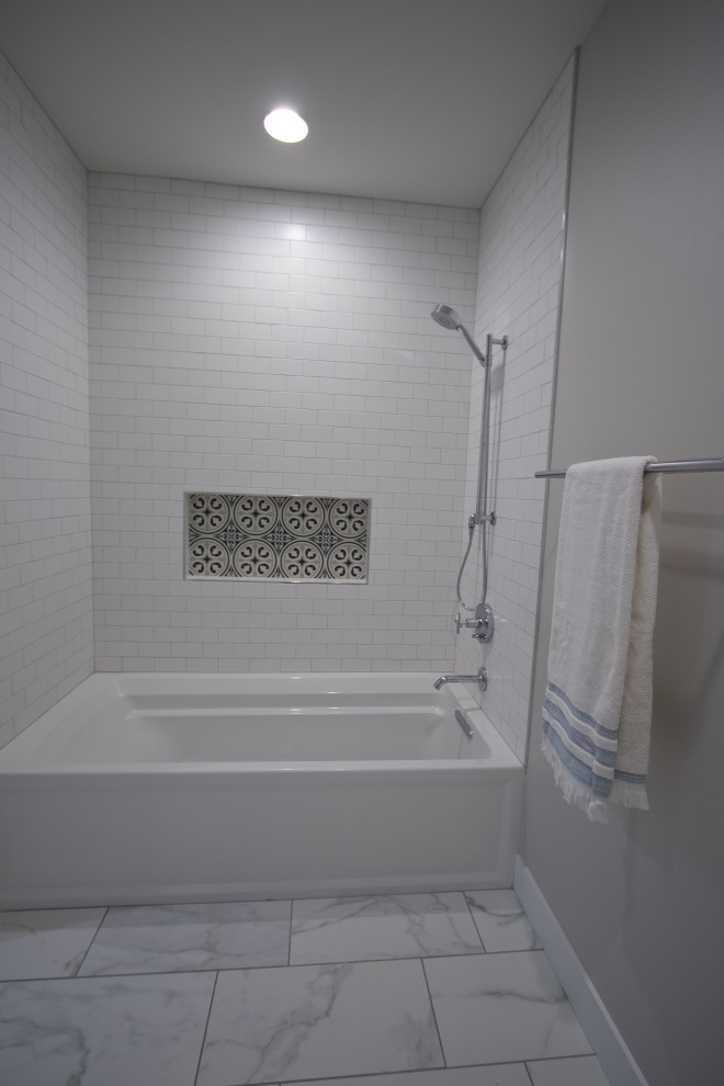 На фото: детская ванная комната с белой плиткой, плиткой кабанчик, полом из керамогранита, белым полом, нишей, накладной ванной, душем над ванной и шторкой для ванной