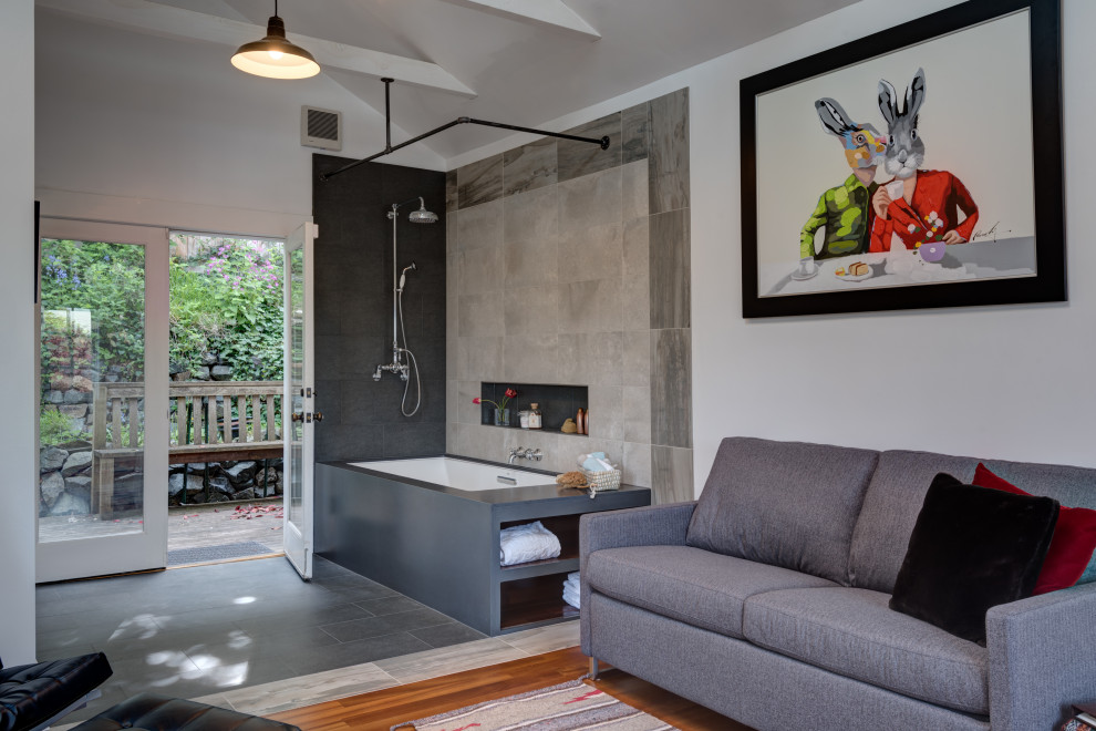 Idéer för ett litet modernt en-suite badrum, med ett platsbyggt badkar, en dusch/badkar-kombination, grå kakel, porslinskakel, gula väggar, klinkergolv i porslin, grått golv och dusch med duschdraperi