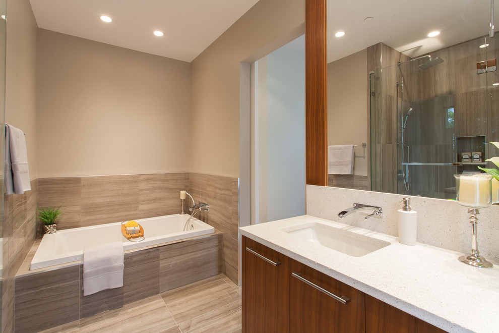 Réalisation d'une grande salle de bain principale minimaliste en bois brun avec un lavabo encastré, un placard à porte plane, un plan de toilette en granite, une baignoire d'angle, une douche d'angle, WC à poser, un carrelage beige, des carreaux de porcelaine et un mur beige.