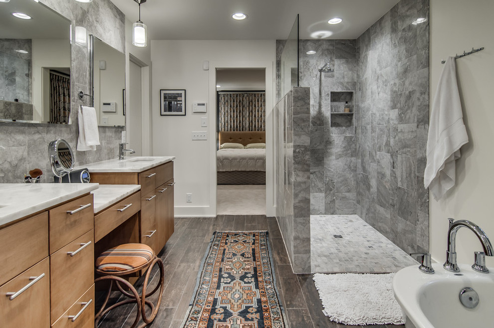На фото: главная ванная комната в стиле модернизм с отдельно стоящей ванной, душем без бортиков, серой плиткой и бежевыми стенами с
