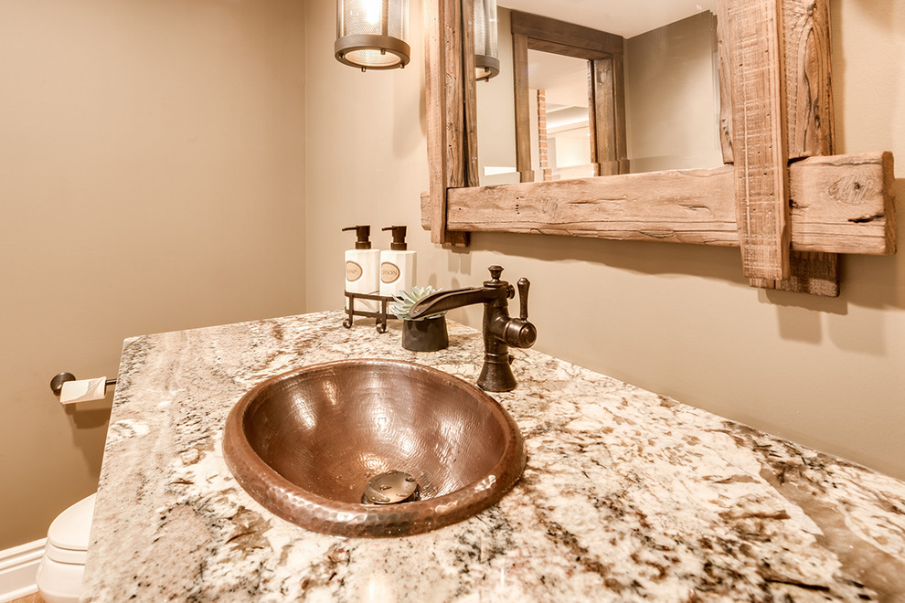 Diseño de cuarto de baño rústico de tamaño medio con paredes beige, aseo y ducha, lavabo encastrado y encimera de granito