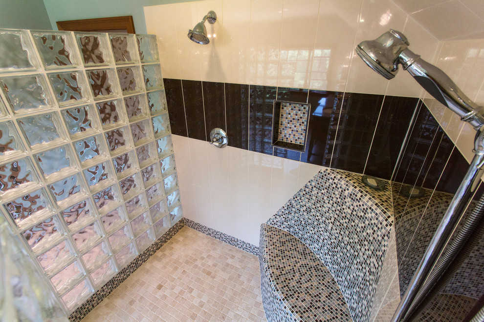 Ejemplo de cuarto de baño principal rural grande con ducha abierta, baldosas y/o azulejos blancas y negros, paredes azules y suelo con mosaicos de baldosas