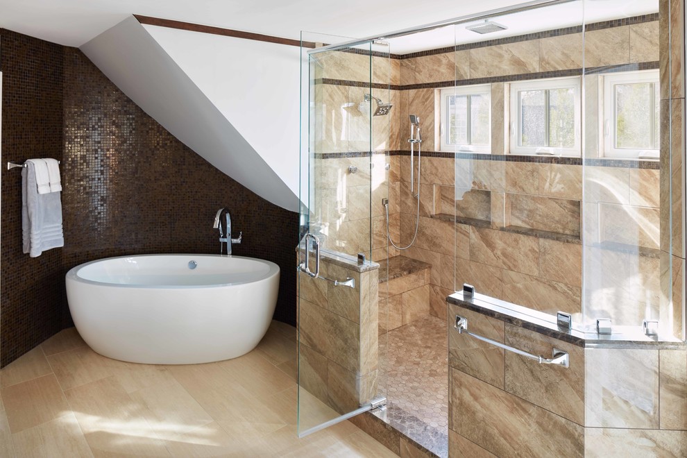 На фото: главная ванная комната в стиле неоклассика (современная классика) с отдельно стоящей ванной, коричневой плиткой, белыми стенами, светлым паркетным полом и бежевым полом