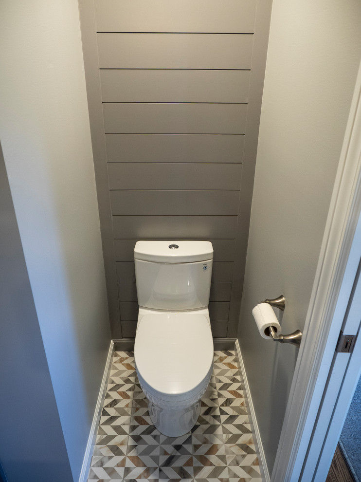 Idéer för ett mellanstort klassiskt grå toalett, med skåp i shakerstil, grå skåp, en toalettstol med hel cisternkåpa, vit kakel, keramikplattor, grå väggar, klinkergolv i keramik, ett undermonterad handfat, granitbänkskiva och vitt golv