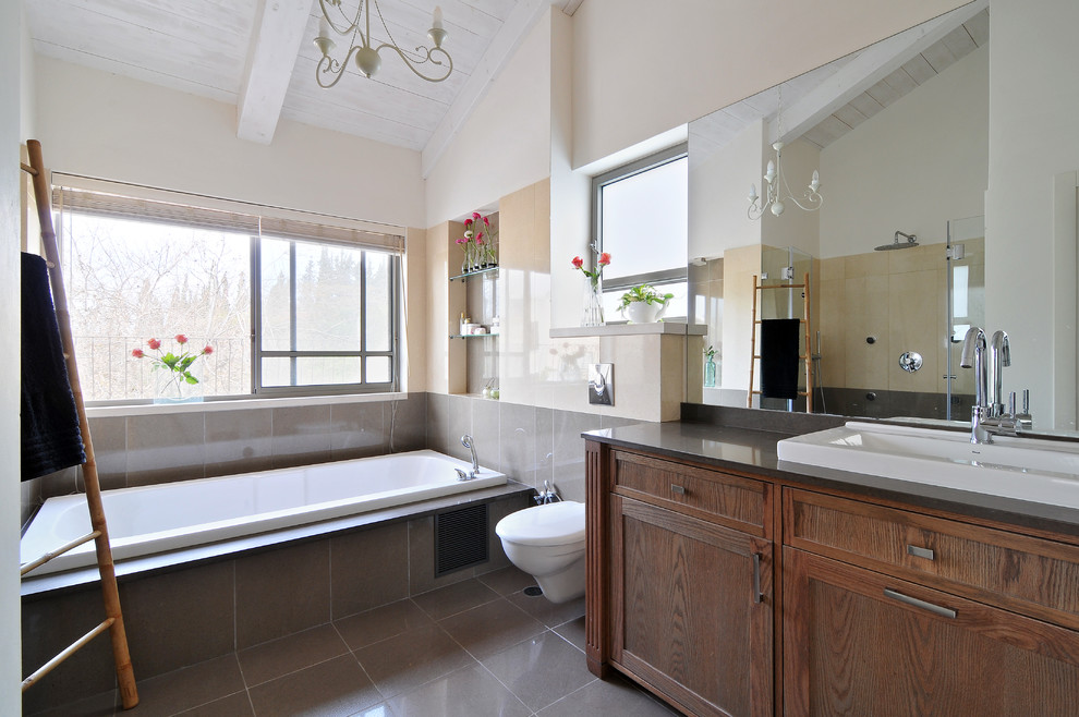 Свежая идея для дизайна: ванная комната в современном стиле с инсталляцией - отличное фото интерьера