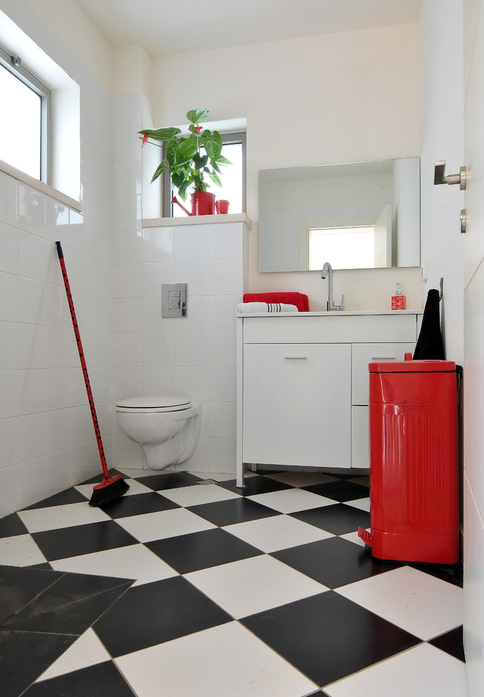Foto di una stanza da bagno minimal con WC sospeso