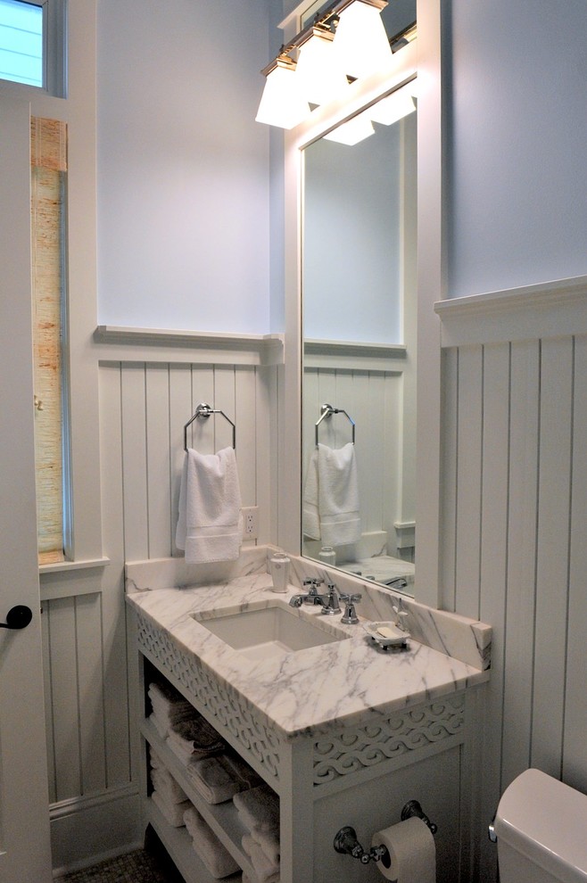 Idéer för ett litet maritimt badrum med dusch, med ett undermonterad handfat, möbel-liknande, vita skåp, marmorbänkskiva, en toalettstol med hel cisternkåpa och blå väggar
