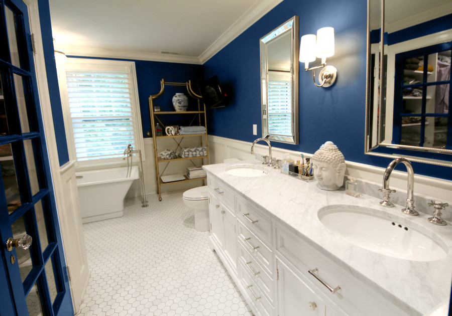 Пример оригинального дизайна: главная ванная комната среднего размера с фасадами с утопленной филенкой, белыми фасадами, угловым душем, унитазом-моноблоком, синими стенами, полом из керамической плитки, накладной раковиной, столешницей из оникса, белым полом, душем с распашными дверями, белой столешницей и отдельно стоящей ванной
