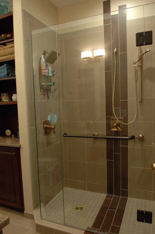 Immagine di una stanza da bagno contemporanea con doccia alcova, piastrelle beige e piastrelle in ceramica