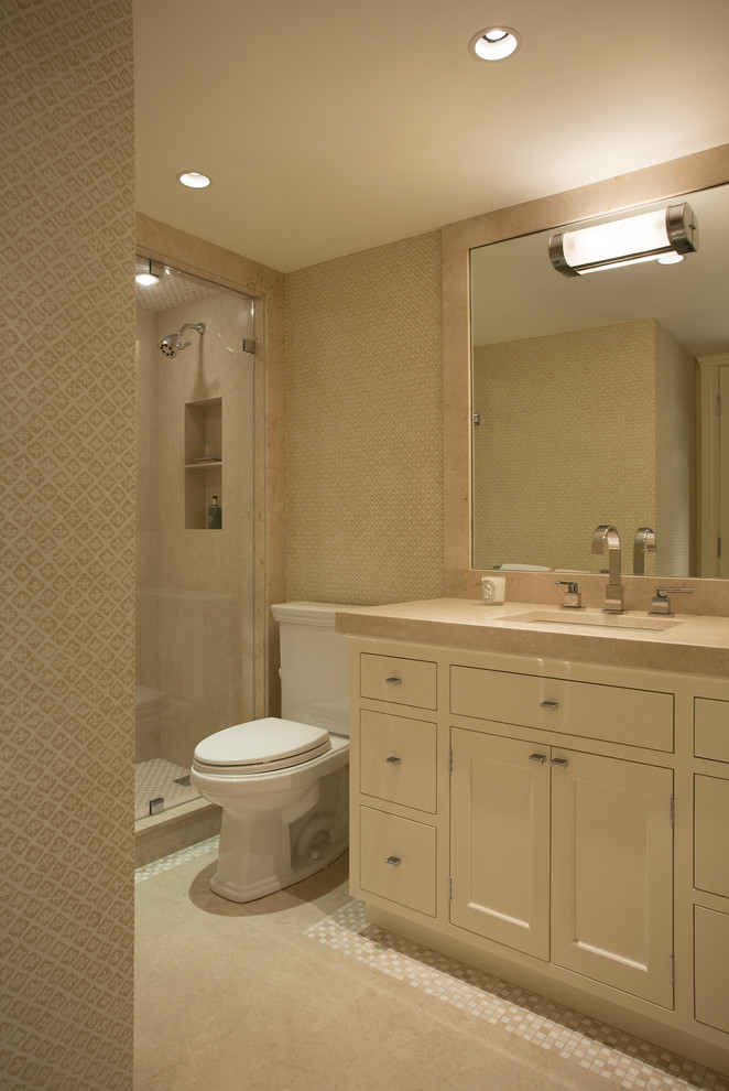 Ispirazione per una stanza da bagno con doccia tradizionale di medie dimensioni con ante con riquadro incassato