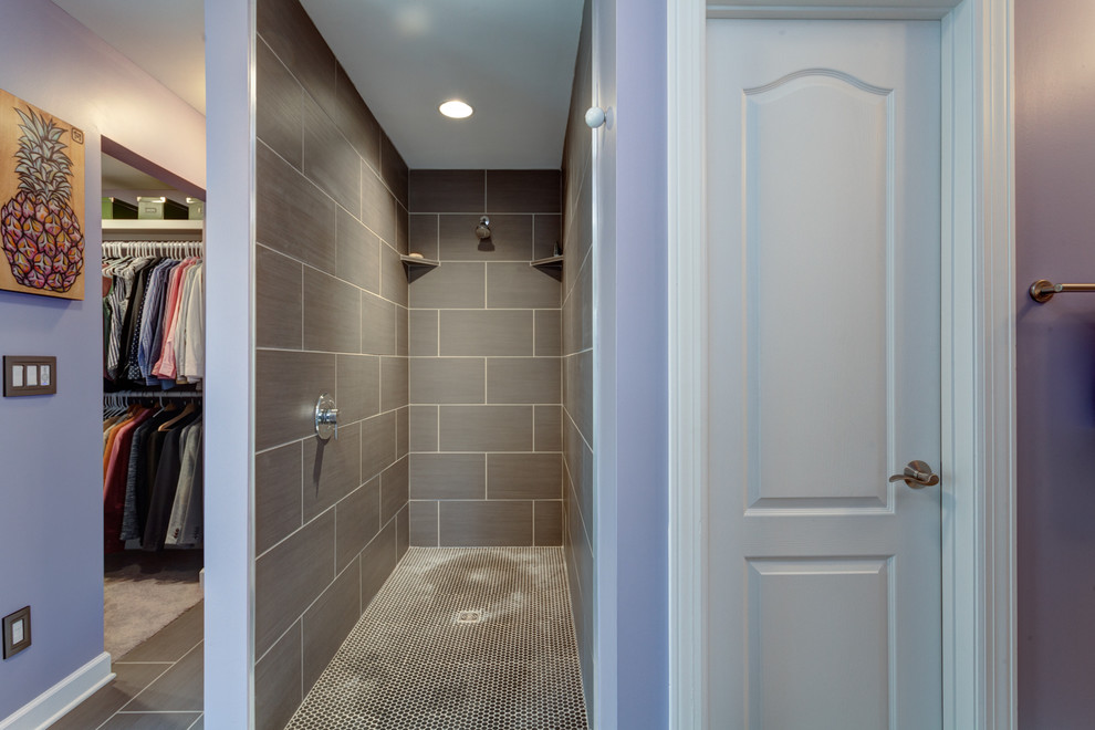 Exemple d'une salle de bain principale chic de taille moyenne avec une douche à l'italienne, un carrelage noir, des carreaux de porcelaine, un mur violet, un sol en carrelage de porcelaine, un lavabo encastré et un plan de toilette en granite.