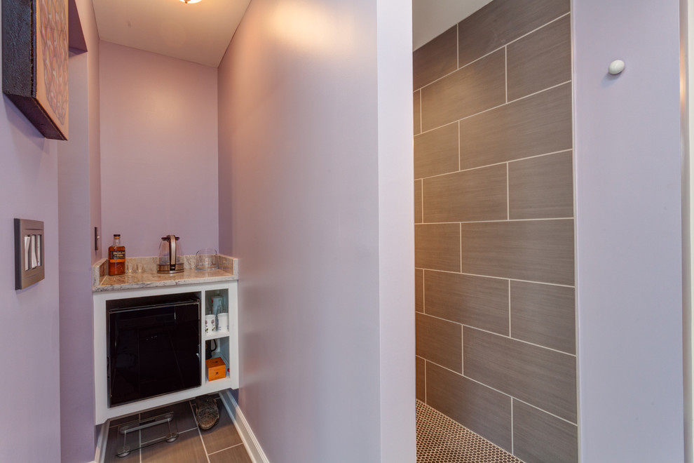 На фото: главная ванная комната среднего размера в стиле неоклассика (современная классика) с душем без бортиков, черной плиткой, керамогранитной плиткой, фиолетовыми стенами, полом из керамогранита, врезной раковиной и столешницей из гранита