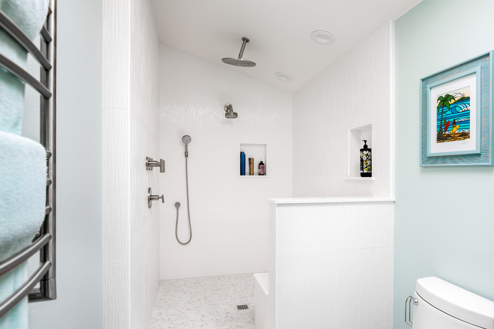 Inspiration för ett mellanstort maritimt vit vitt en-suite badrum, med luckor med lamellpanel, skåp i mellenmörkt trä, ett fristående badkar, en kantlös dusch, en toalettstol med hel cisternkåpa, blå kakel, keramikplattor, blå väggar, klinkergolv i porslin, ett nedsänkt handfat, bänkskiva i kvartsit, brunt golv och med dusch som är öppen